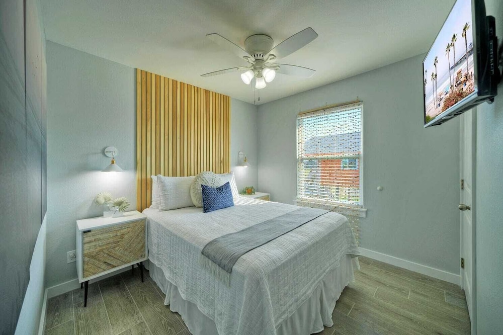 Sleeps 24 2 Homes, Priv Pool, Swing Bar, Patio Lounge Near Nature Preserve
