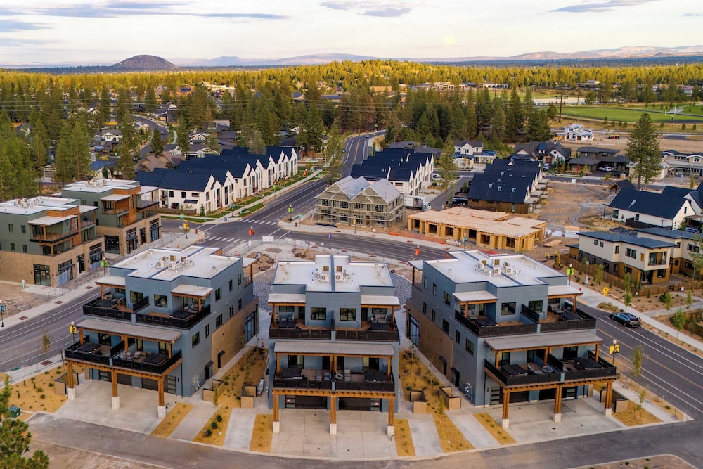 Sleeps 40! 8 Modern Units/20 Bdrs w/ Deck+hot Tub, 10mins to Downtown & Old Bend