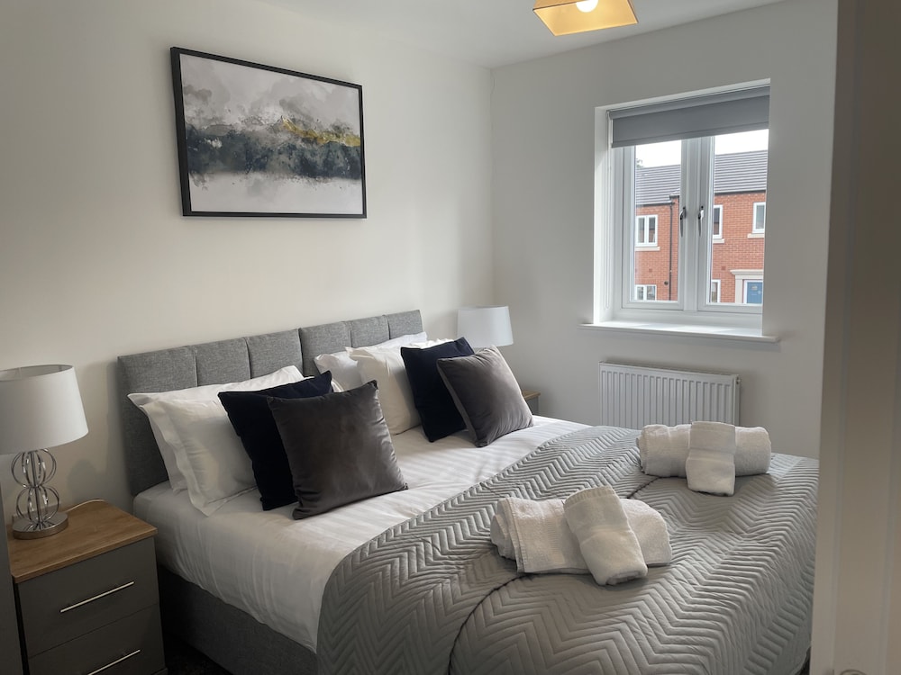 Beautiful 3-bed House in Derby With Parking view 4