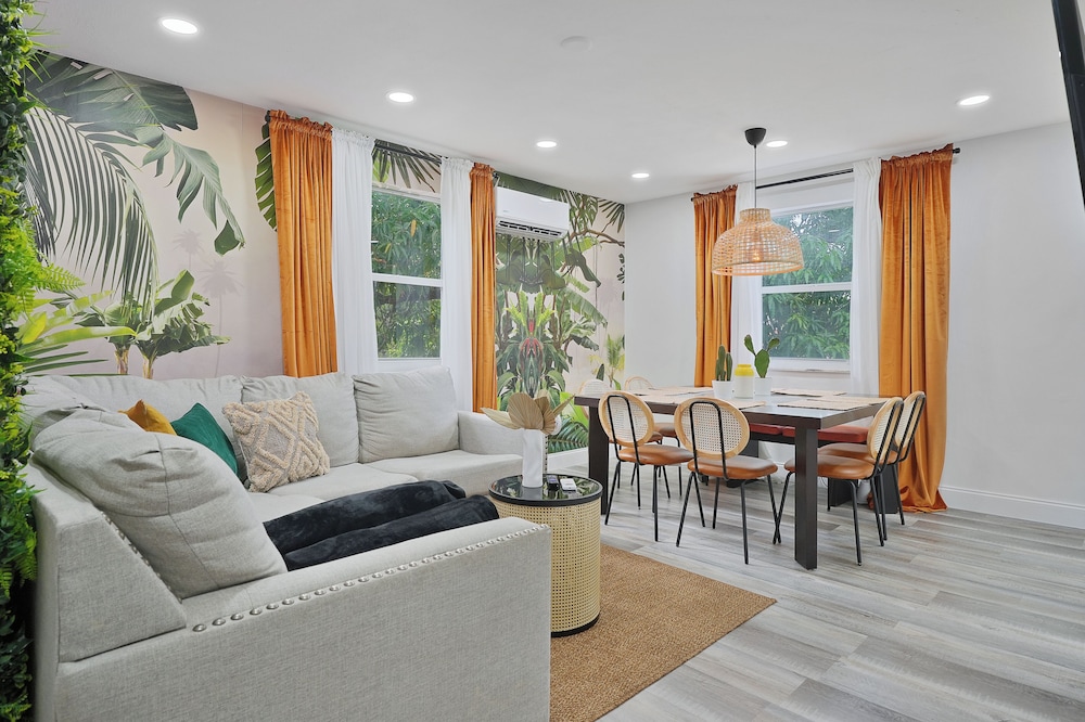 4 to 14 Guests, 2 Kitchens, Jungle Retreat BBQ Patio