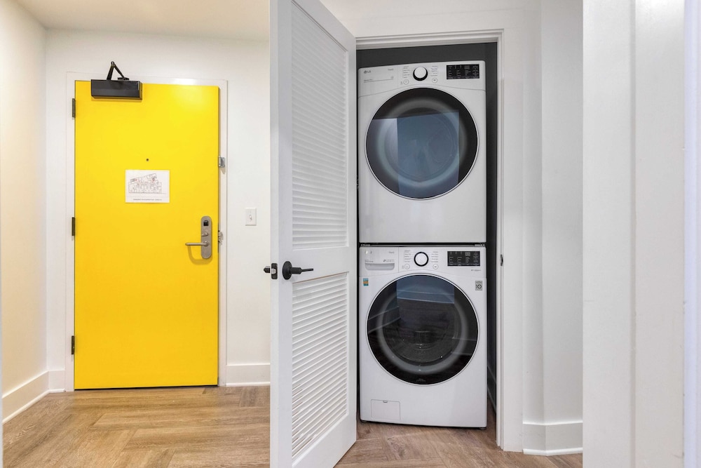 Dual Bachelor Pads w/ Rooftop Lounge & Games Sleeps 26 5 Min to Broadway