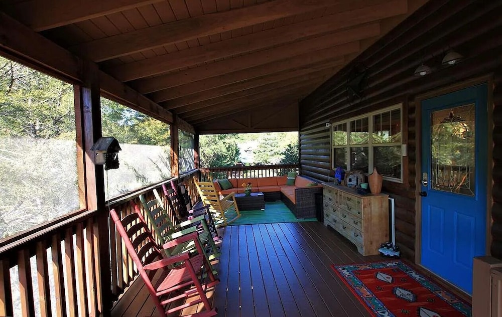 Smoky Mtn Log Cabin w Wet Bar Loft