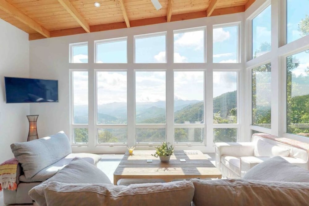 Sky-high Luxury w Million Dollar Views