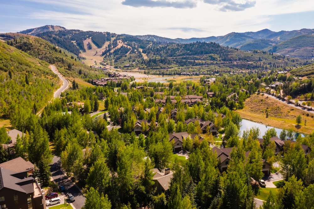 Scarlett by Avantstay Spacious Mountain Home w/ Gorgeous Views & Hot Tub view 3