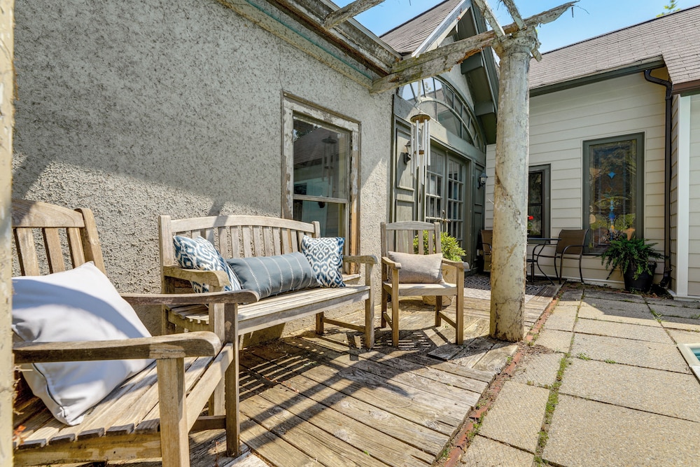 Beautiful & Historic Cottage, Steps to Elm Park