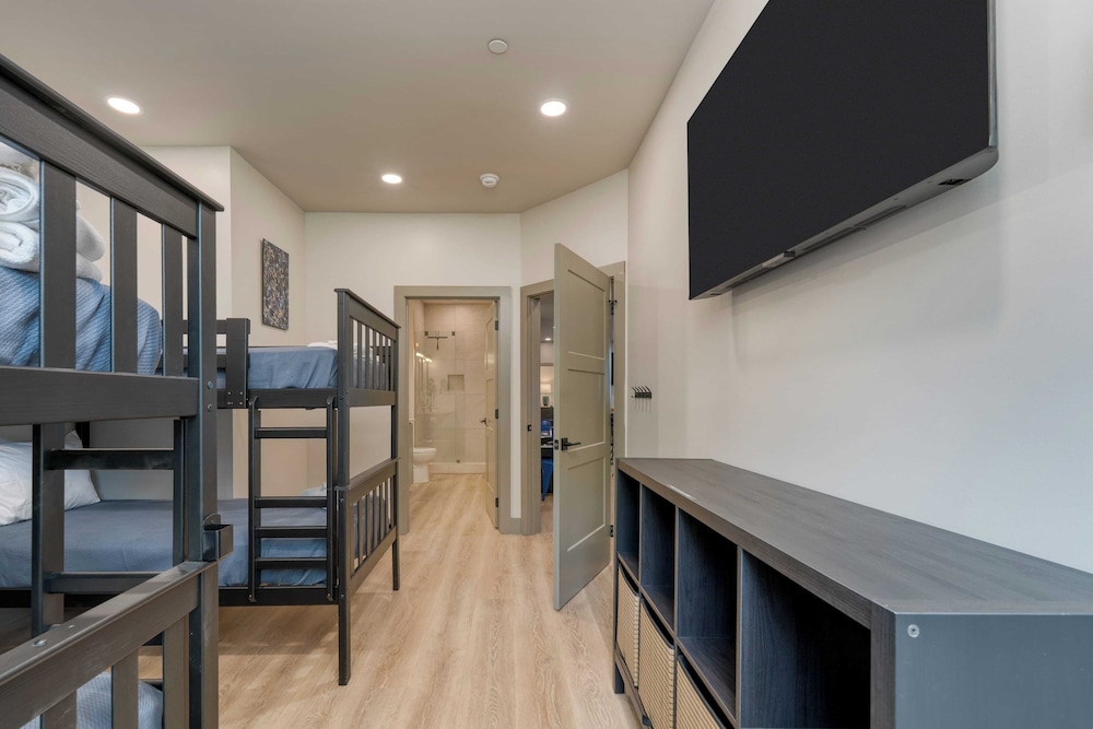 Luxury Group Retreat w/ Indoor Pool, Arcade & 56-mile Views Grand Vista Retreat
