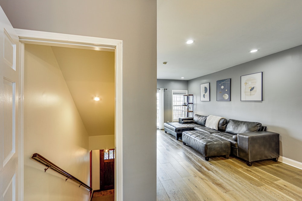 2 Mi to Market Sq! Row House w/ Dedicated Office