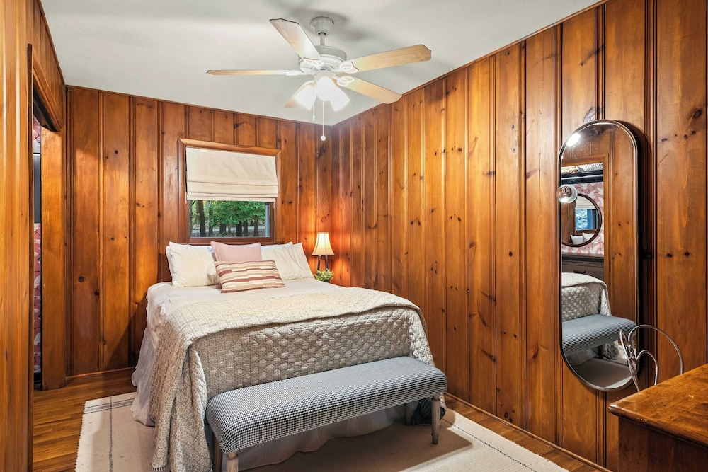 The Horseshoe Hideaway Lake Harmony Cabin w/ Hot Tub & Game Porch