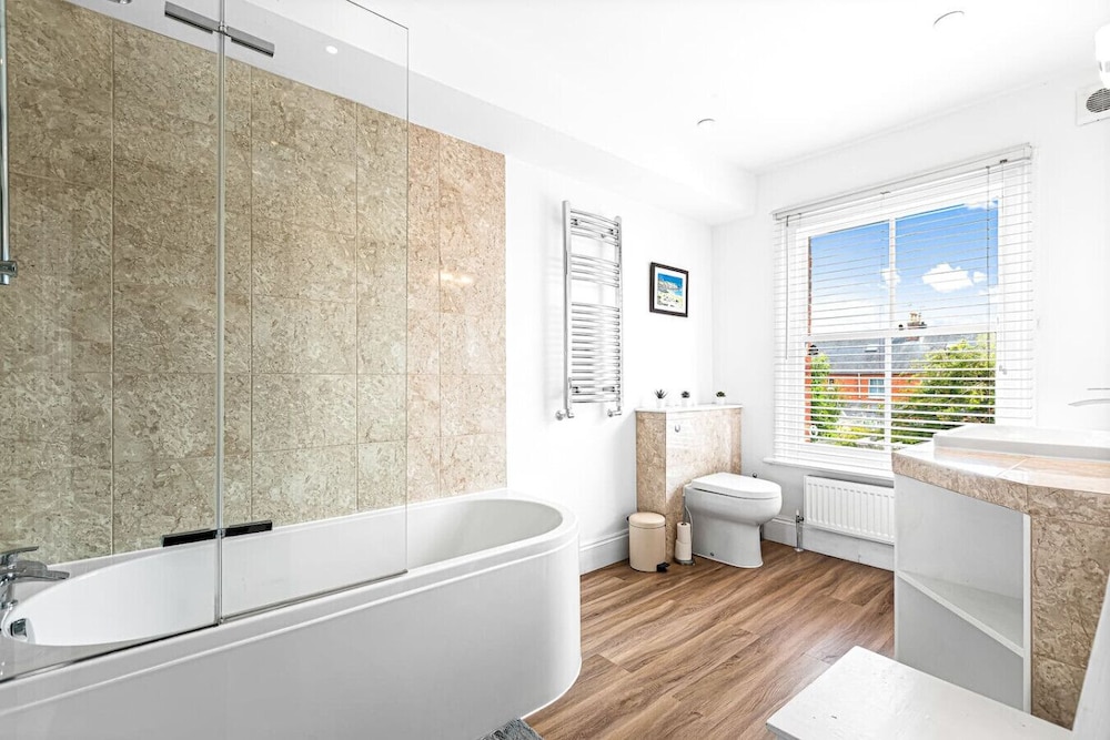 Bakersfield Retreat - From 200 Per Night