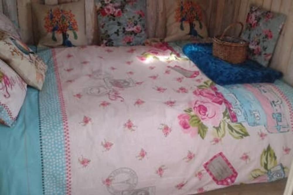 Ruby Shepherds hut Sleeps 4 view 2