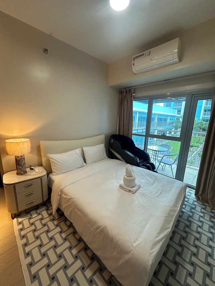 Luxury Penthouse & High-Floor Hotel near City of Dreams, Airport, Okada, and Solaire Casino
