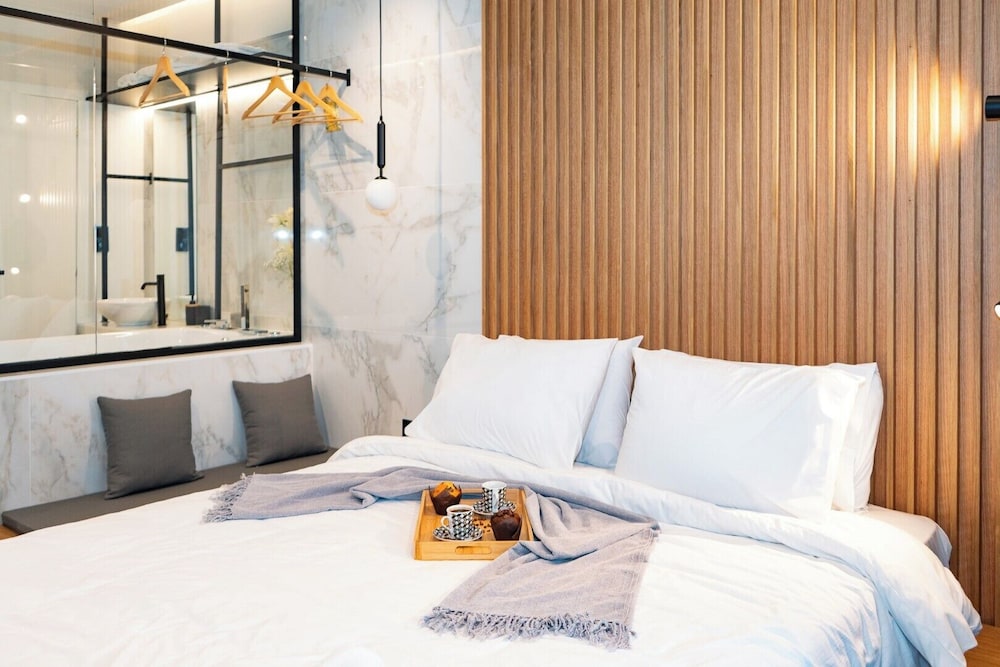 Luxury Suites with JACUZZI by Sea&theCity
