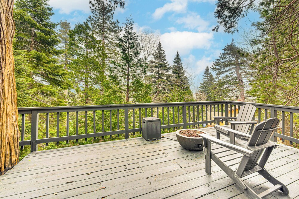 2 Mi to Lake Arrowhead: Treetop Retreat w/ Deck