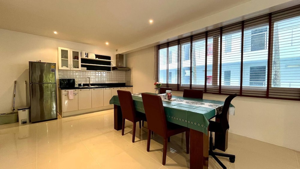 B6 - 1 Bdr Modern Condo With Balcony and Pool, Karon