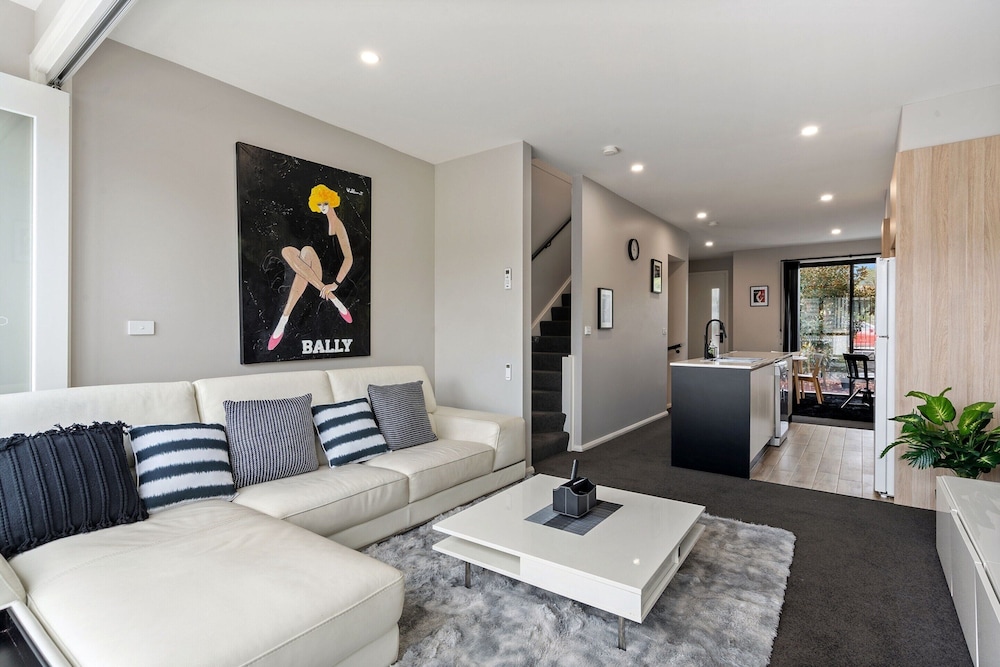 Modern 3-bedroom Townhouse in Quiet Greenway