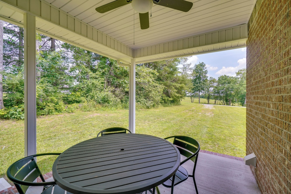 1 Mi to Dtwn Crossville: Spacious Home w/ Patio!