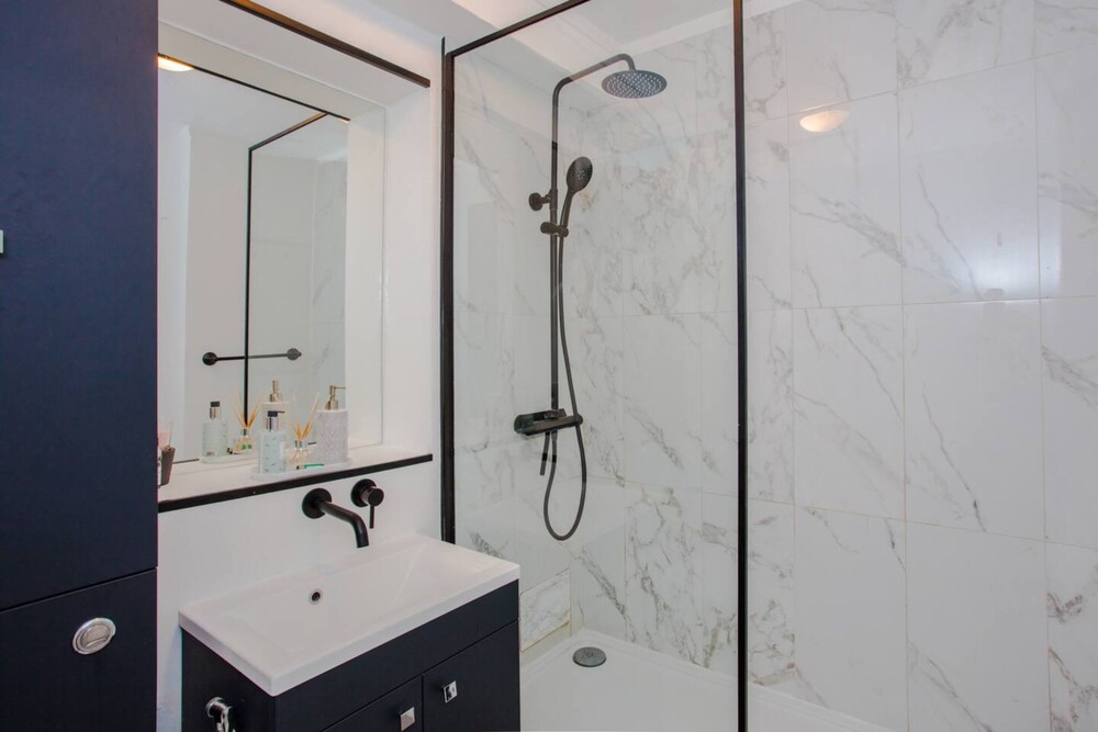 Fantastic Central Apartment With Balcony in Fitzrovia
