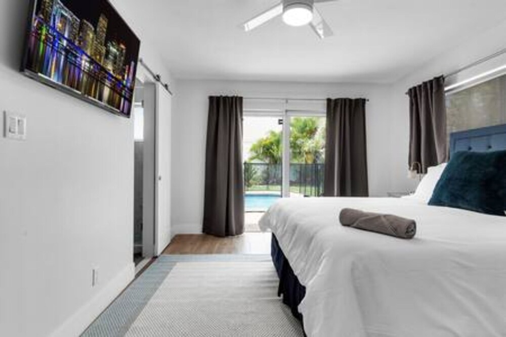 617 NW 30 CT Pool Patio 5Bd 3bath Fire Pit Parking for 3