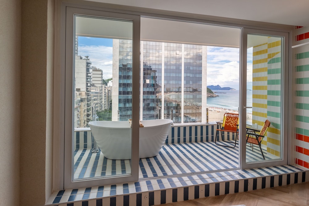 Sea View and Balcony With Bathtub Q18