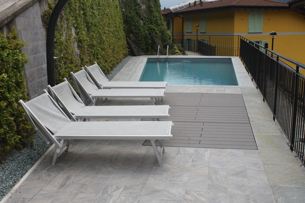 Attic with Pool en Nesso — recepcion & lobby