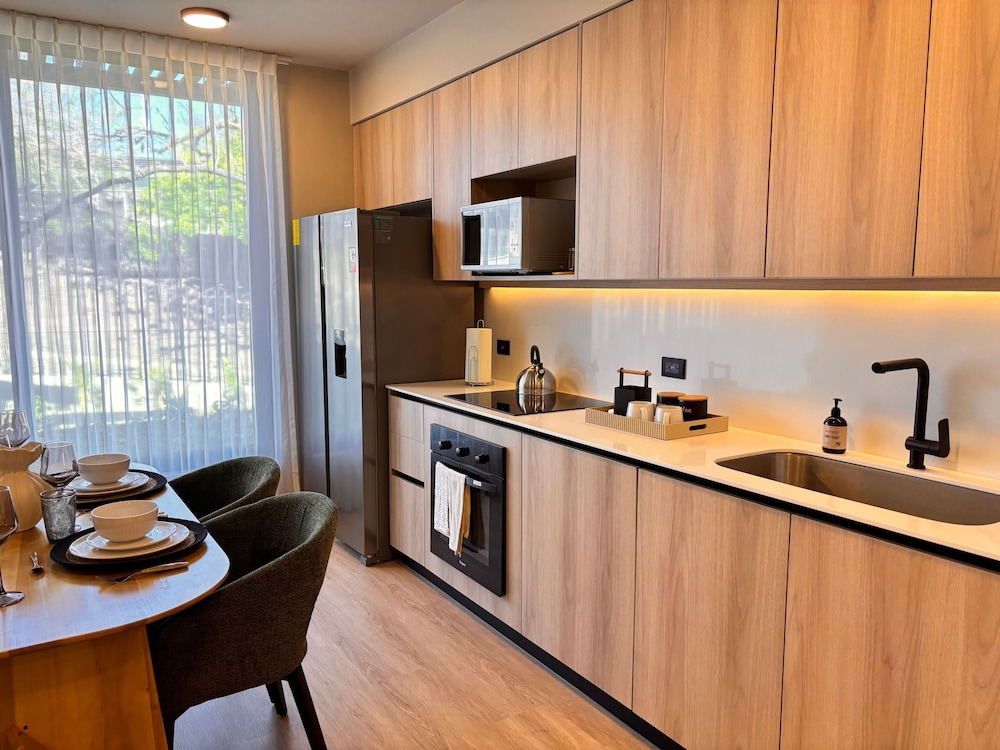 BEE Suites San José - Santa Ana