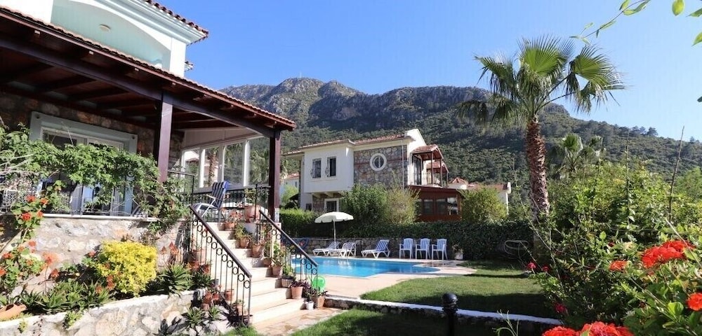 Villa FT07 by JoyLettings view 3