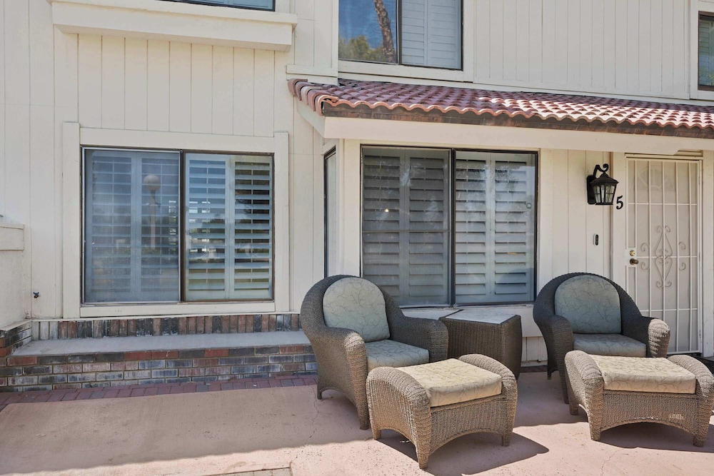 The 14th Fairway Delight 4Bd W/community Pool!