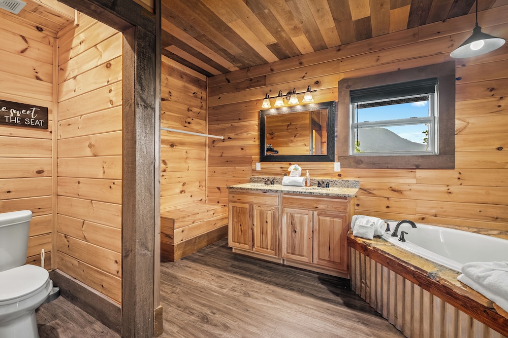 Amazing View Cabin w Gameroom Hot Tub Fire Pit