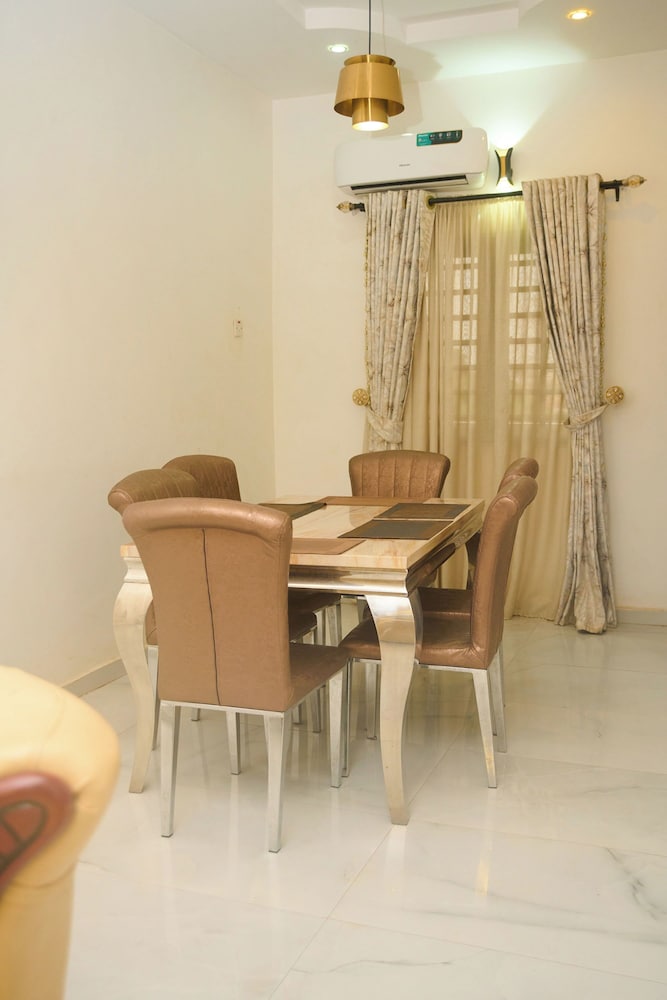 CREMYARK HOME APARTMENTS