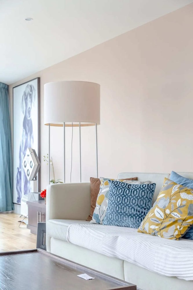 Gorgeous 3 Bedroom Flat in Vauxhall With City Views