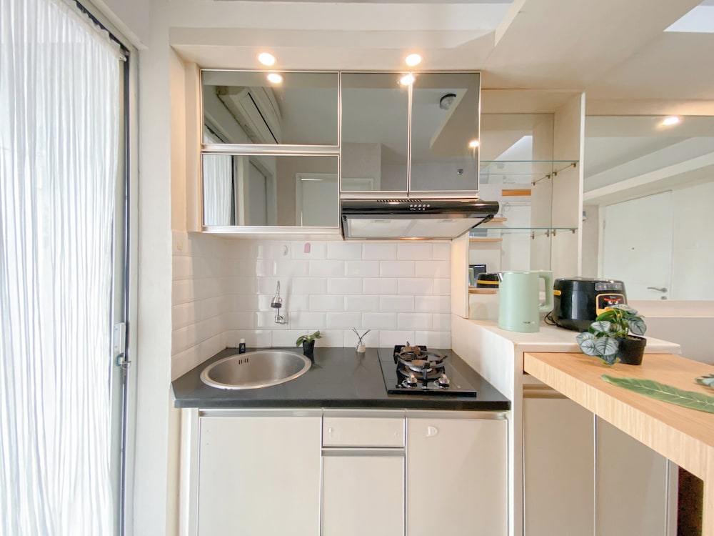 Comfy and Strategic 1BR with Extra Room at Bassura City Apartment
