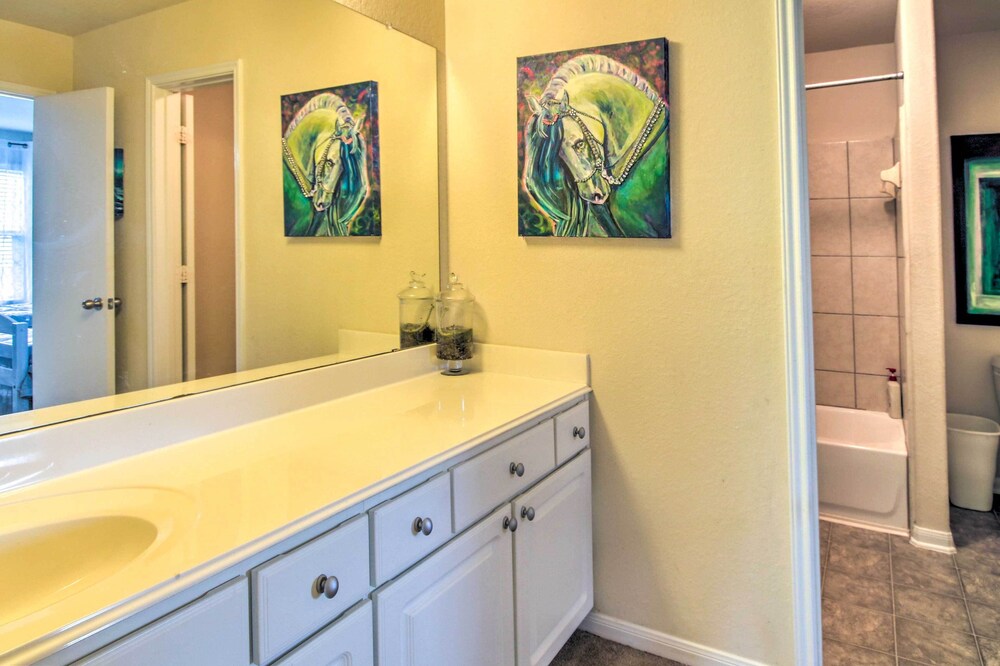 Eclectic Katy Home w/ Yard & Community Pool! view 2