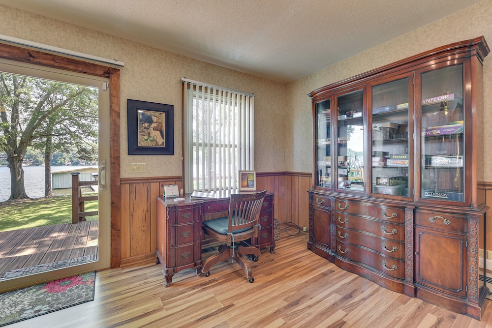 On Lake Tillery: Spacious Home w/ Screened Porch!