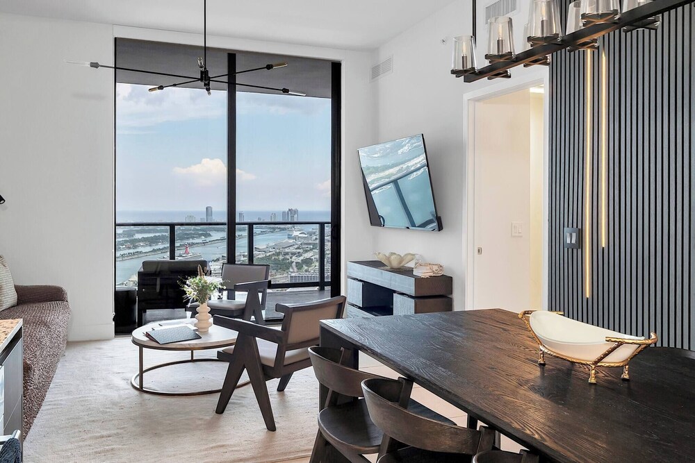 3BR Penthouse Direct, Stunning Water Views