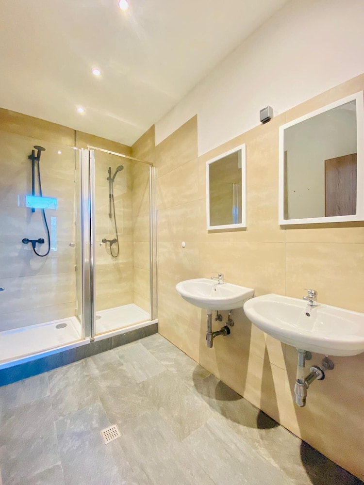 4BR Apartment for 15 Near Danube