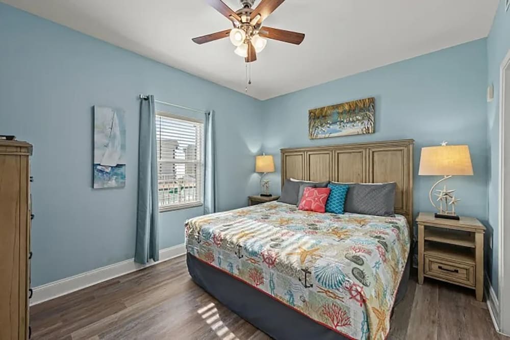 Laketown Wharf 402