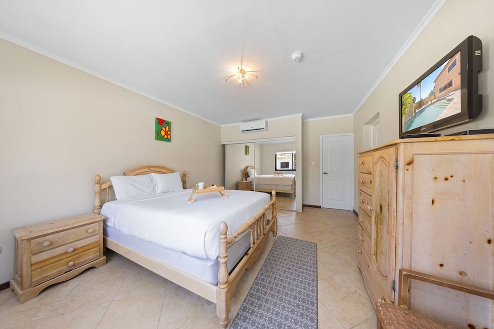Gold Coast 4br4 5BA Villa w Privatepool Gym