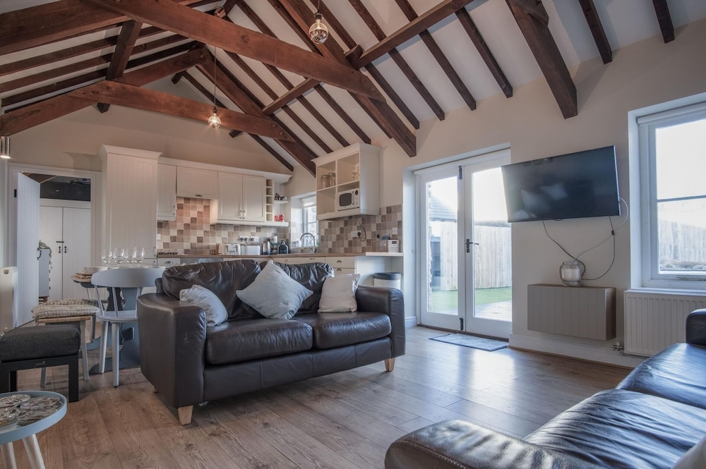 The Old Stables - 3 Bedroom Cottage - Angle