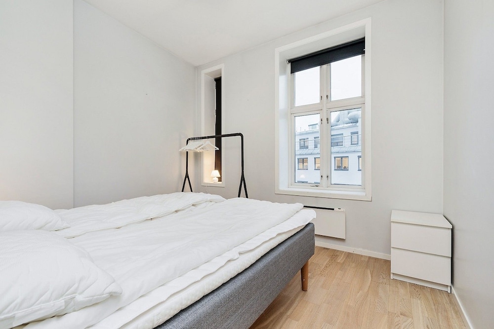 Newly Redecorated 1 Bedroom