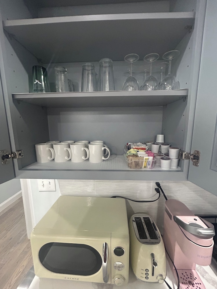 Cozy 2-3 Bedroom Apt in Center City