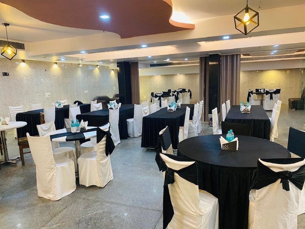 Hotel Ivory by KDSON