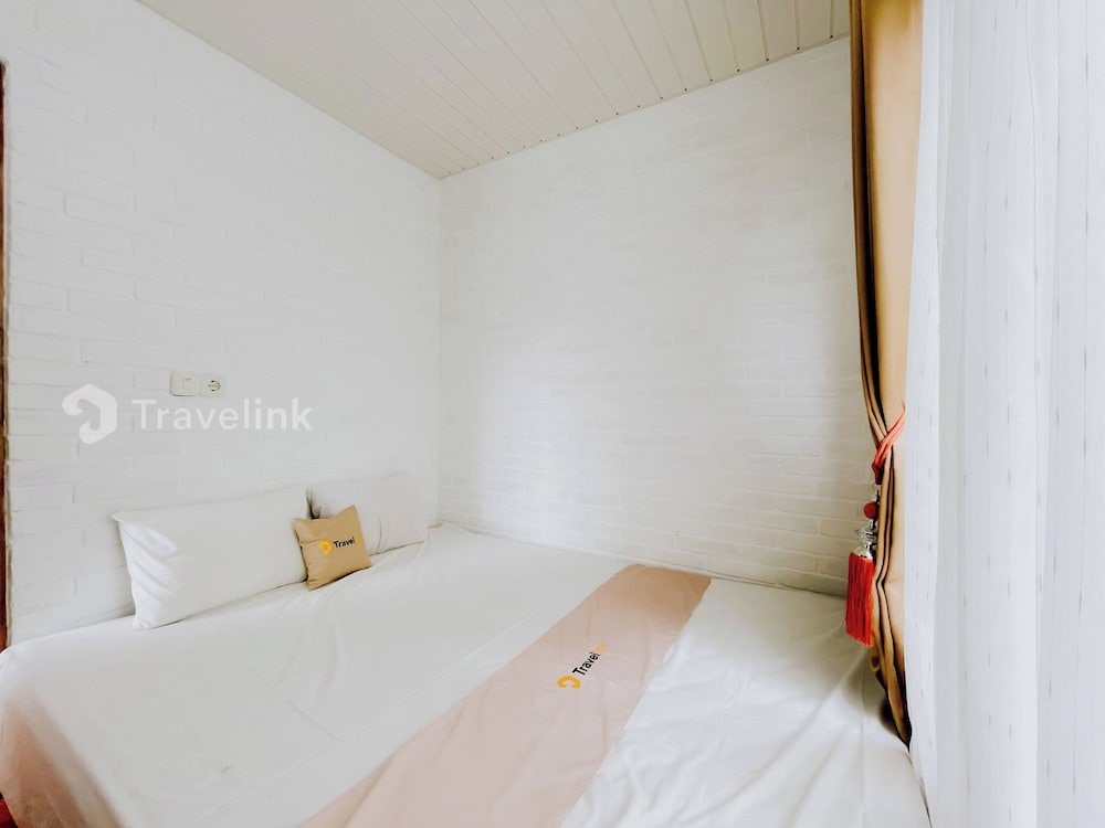White Cabin By Travelink