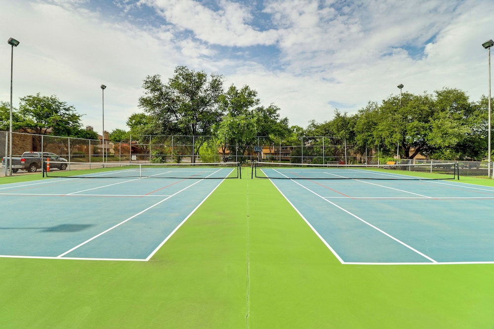 5 Mi to At&t Stadium: Townhome w/ Community Pools!