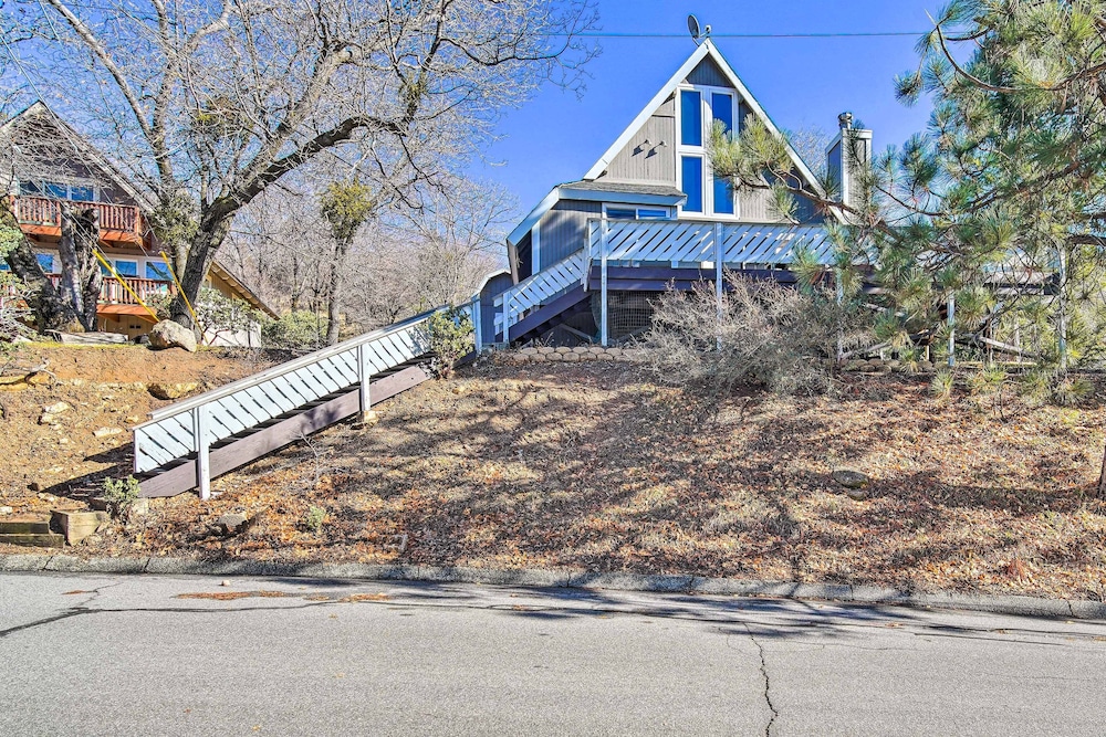 Lake Arrowhead Cabin w/ Balcony, Near Trails view 5