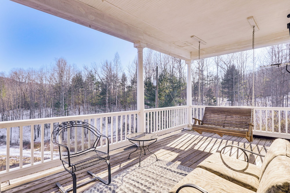 Family Home w/ Game Room & Decks in Etlan!