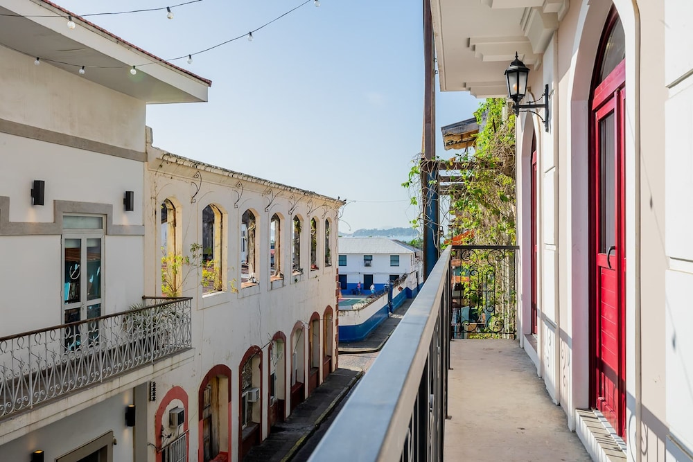 w Beautiful 2BR w Balcony in Casco Viejo