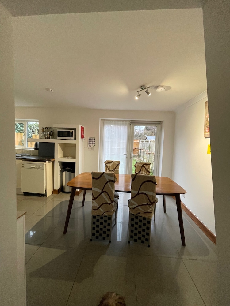 4-bed Barnwell Retreat- Sleeps10, Garden & Parking