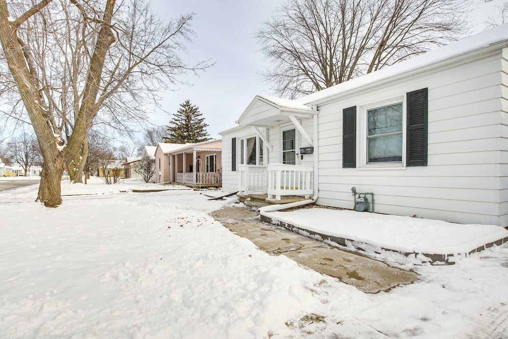 1 Mi to Lambeau Field: Residential Home w/ Yard