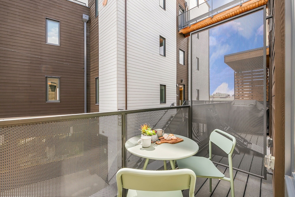 The Overlook - Luxe Old Town Condo w/ King Suite