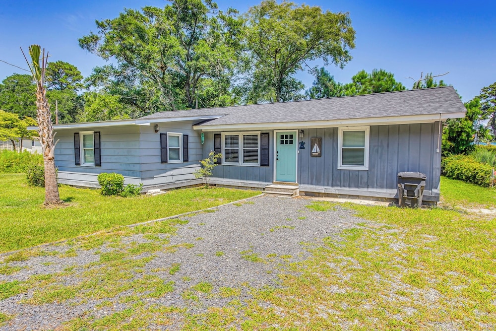 Ocean Isle Beach Home w/ Grill: 1 Mi to Beach!